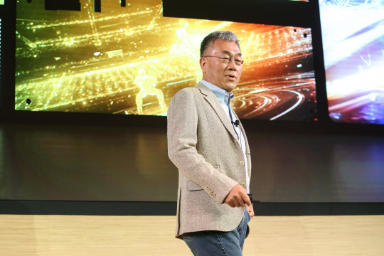 23일(현지시간) 미국 캘리포니아 새너제이의 삼성전자 미주법인(DSA) 사옥에서 열린 '삼성 테크 데이 2019'에서 강인엽 삼성전자 시스템LSI 사업부 사장이 기조 연설을 하고 있다. <삼성전자 제공>